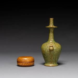 A Chinese yellow-glazed marbled covered box and a green-glazed marbled ewer, Tang/Song — 照片 4