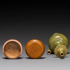 A Chinese yellow-glazed marbled covered box and a green-glazed marbled ewer, Tang/Song — 照片 5