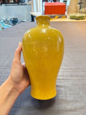 A Chinese yellow-glazed 'meiping' vase with incised design, Kangxi mark, 19th C. — 照片 1