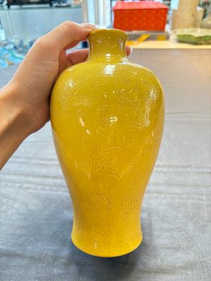 A Chinese yellow-glazed 'meiping' vase with incised design, Kangxi mark, 19th C. — 照片 2