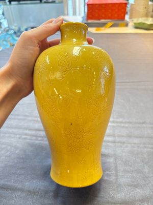 A Chinese yellow-glazed 'meiping' vase with incised design, Kangxi mark, 19th C. — 照片 3