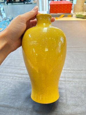 A Chinese yellow-glazed 'meiping' vase with incised design, Kangxi mark, 19th C. — 照片 4