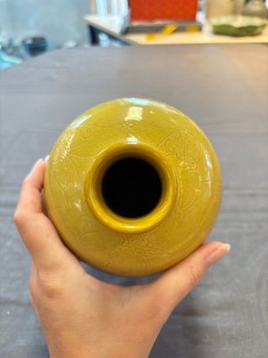 A Chinese yellow-glazed 'meiping' vase with incised design, Kangxi mark, 19th C. — 照片 5