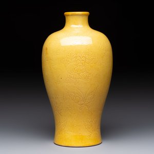 A Chinese yellow-glazed 'meiping' vase with incised design, Kangxi mark, 19th C. — 照片 1