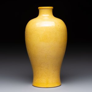 A Chinese yellow-glazed 'meiping' vase with incised design, Kangxi mark, 19th C. — 照片 2