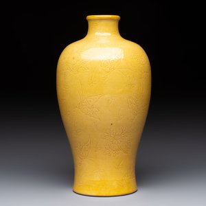 A Chinese yellow-glazed 'meiping' vase with incised design, Kangxi mark, 19th C. — 照片 3