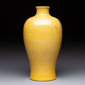 A Chinese yellow-glazed 'meiping' vase with incised design, Kangxi mark, 19th C. — 照片 4
