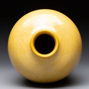 A Chinese yellow-glazed 'meiping' vase with incised design, Kangxi mark, 19th C. — 照片 5