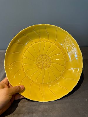 A Chinese yellow-glazed monochrome lotus-shaped dish, Yongzheng mark and of the period — foto 1