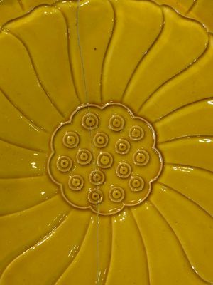 A Chinese yellow-glazed monochrome lotus-shaped dish, Yongzheng mark and of the period — foto 2