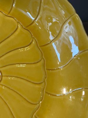 A Chinese yellow-glazed monochrome lotus-shaped dish, Yongzheng mark and of the period — foto 3