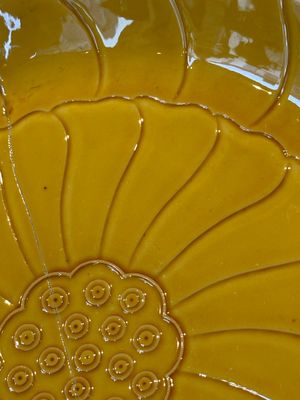 A Chinese yellow-glazed monochrome lotus-shaped dish, Yongzheng mark and of the period — foto 4