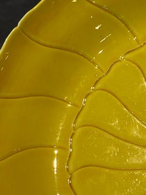 A Chinese yellow-glazed monochrome lotus-shaped dish, Yongzheng mark and of the period — foto 5
