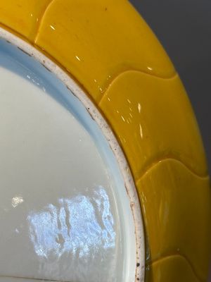 A Chinese yellow-glazed monochrome lotus-shaped dish, Yongzheng mark and of the period — foto 8