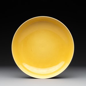A Chinese yellow-glazed plate, Daoguang mark, 20th C. — photo 1