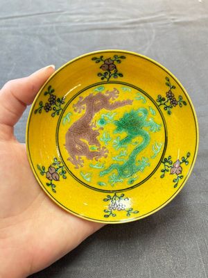 A Chinese yellow-ground aubergine and green-enamelled 'dragon' saucer, Daoguang mark and of the period — 照片 1