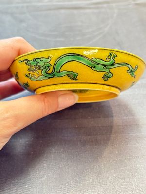 A Chinese yellow-ground aubergine and green-enamelled 'dragon' saucer, Daoguang mark and of the period — 照片 5