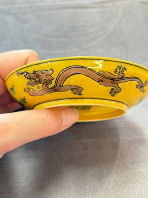 A Chinese yellow-ground aubergine and green-enamelled 'dragon' saucer, Daoguang mark and of the period — 照片 6