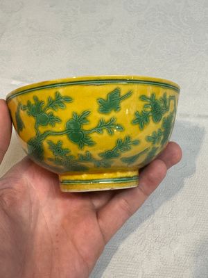 A Chinese yellow-ground 'birds and peaches' bowl, Guangxu mark and possibly of the period — photo 2