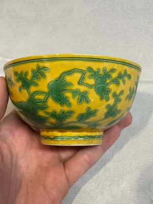 A Chinese yellow-ground 'birds and peaches' bowl, Guangxu mark and possibly of the period — photo 4