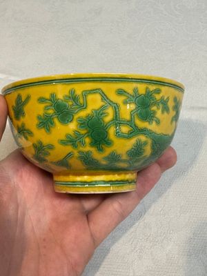 A Chinese yellow-ground 'birds and peaches' bowl, Guangxu mark and possibly of the period — photo 5
