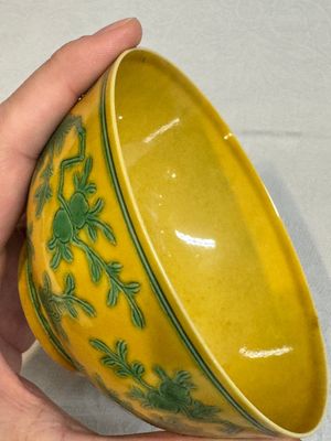 A Chinese yellow-ground 'birds and peaches' bowl, Guangxu mark and possibly of the period — photo 8