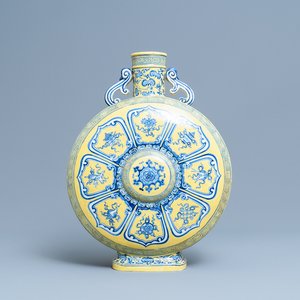 A Chinese yellow-ground blue and white 'Bajixiang' moon flask vase, Yongzheng mark, 19/20th C. — photo 1