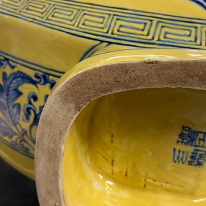 A Chinese yellow-ground blue and white 'Bajixiang' moon flask vase, Yongzheng mark, 19/20th C. — photo 19