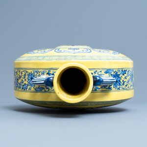A Chinese yellow-ground blue and white 'Bajixiang' moon flask vase, Yongzheng mark, 19/20th C. — photo 5