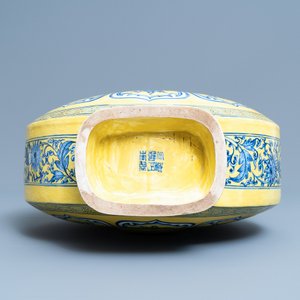 A Chinese yellow-ground blue and white 'Bajixiang' moon flask vase, Yongzheng mark, 19/20th C. — photo 6