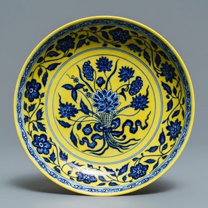 A Chinese yellow-ground blue and white 'lotus bouquet' plate, Qianlong mark, 19/20th C. — photo 1