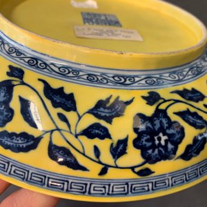 A Chinese yellow-ground blue and white 'lotus bouquet' plate, Qianlong mark, 19/20th C. — photo 12