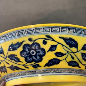A Chinese yellow-ground blue and white 'lotus bouquet' plate, Qianlong mark, 19/20th C. — photo 13