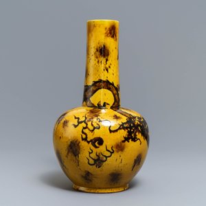 A Chinese yellow-ground bottle vase with a dragon, Qianlong mark, 19/20th C. — 照片 2