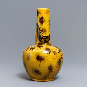 A Chinese yellow-ground bottle vase with a dragon, Qianlong mark, 19/20th C. — 照片 3