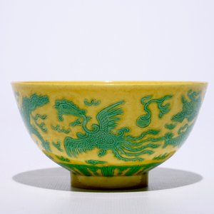 A Chinese yellow-ground bowl with incised green dragons and phoenixes, Guangxu mark and of the period — 照片 3