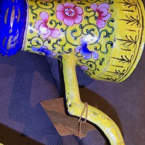 A Chinese yellow ground Canton enamel ewer and cover, 18/19th C. — 照片 22