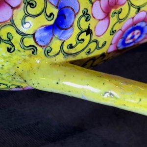 A Chinese yellow ground Canton enamel ewer and cover, 18/19th C. — 照片 24
