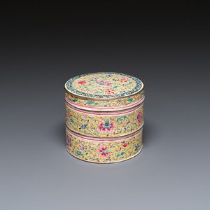 A Chinese yellow-ground Canton enamel stacking box and cover, Qianlong — 照片 1