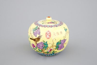 Un bol et son couvercle en porcelaine de Chine de style "Dayazhai", 19/20ème