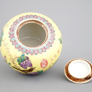 Un bol et son couvercle en porcelaine de Chine de style "Dayazhai", 19/20ème — photo 6