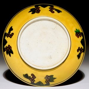 A Chinese yellow-ground dragon saucer dish, Kangxi — photo 2