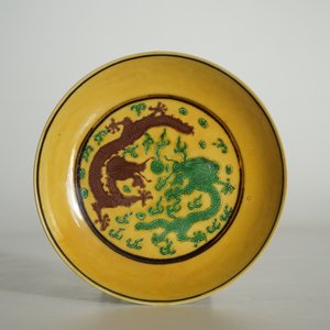A Chinese yellow-ground dragon saucer dish, Kangxi — photo 3