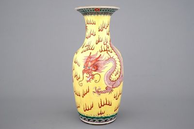 Un vase chinois au dragon sur un fond jaune, 19ème