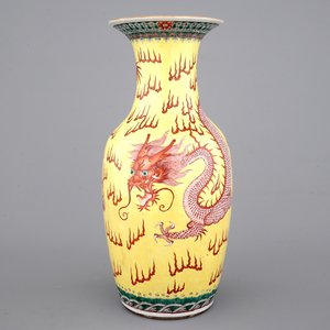 Een Chinese vaas met een draak op gele fondkleur, 19e eeuw — foto 1