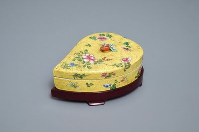 A Chinese yellow-ground famille rose box and cover, 19/20th C.