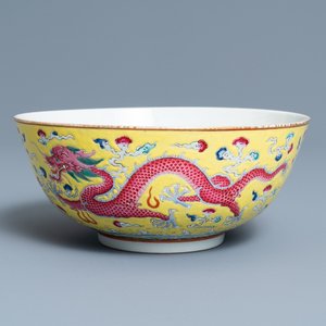 A Chinese yellow-ground famille rose 'dragon and phoenix' bowl, Xuantong mark and of the period — 照片 1