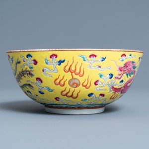 A Chinese yellow-ground famille rose 'dragon and phoenix' bowl, Xuantong mark and of the period — 照片 3