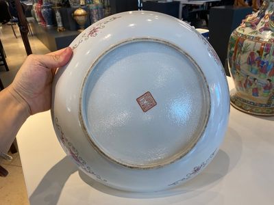 A Chinese yellow-ground famille rose 'dragon and phoenix' dish, Qianlong mark, 19/20th C. — 照片 6