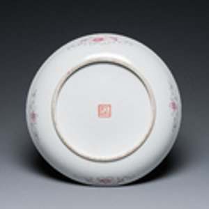 A Chinese yellow-ground famille rose 'dragon and phoenix' dish, Qianlong mark, 19/20th C. — 照片 2